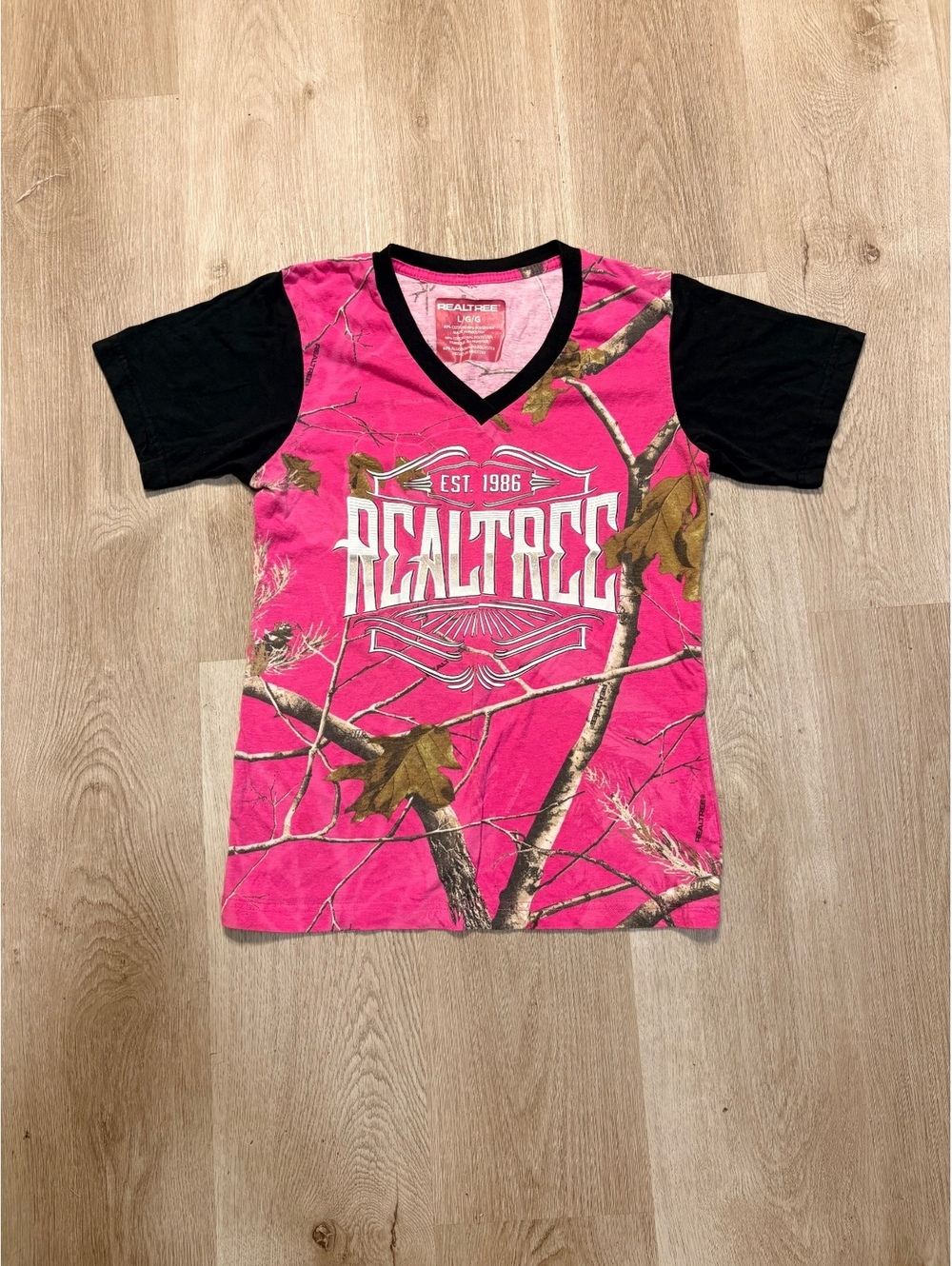 Realtree Pink Camo V-neck T-Shirt Size Large Y2K McBling Glittery Southern